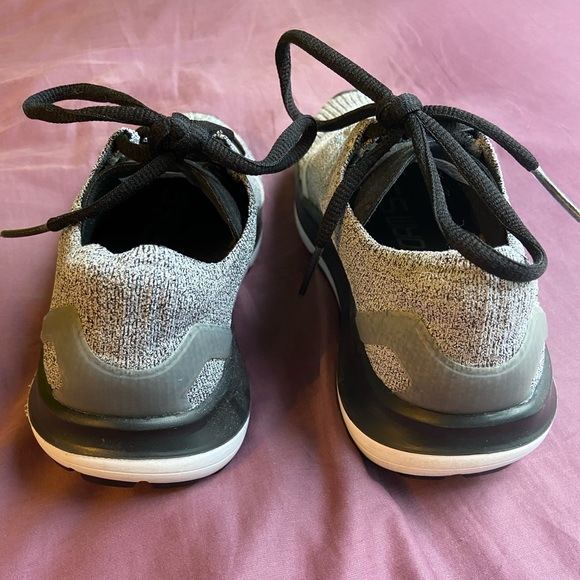 Women’s Under Armour shoes - Picture 3 of 5